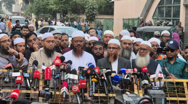 খালেদা জিয়ার স্বাস্থ্যের খোঁজ নিতে হাসপাতালে মুফতি ফয়জুল